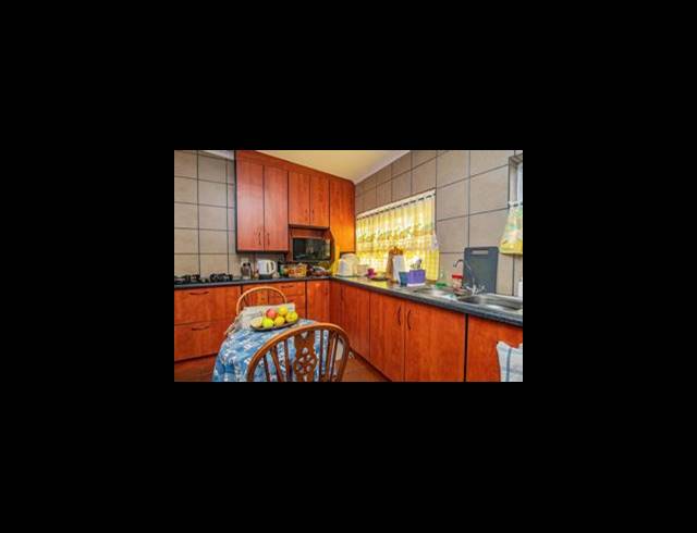 5 BEDROOM FREESTANDING FOR SALE IN GLEN MARAIS